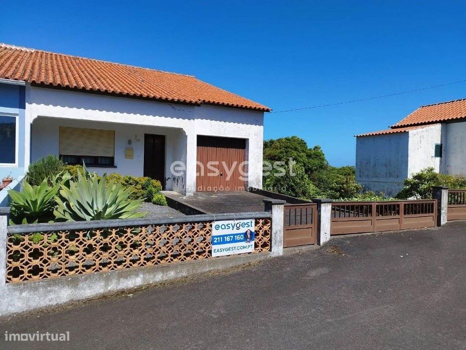 Moradia T5 em Biscoitos Ilha Terceira Com duas Garagens e Quintal