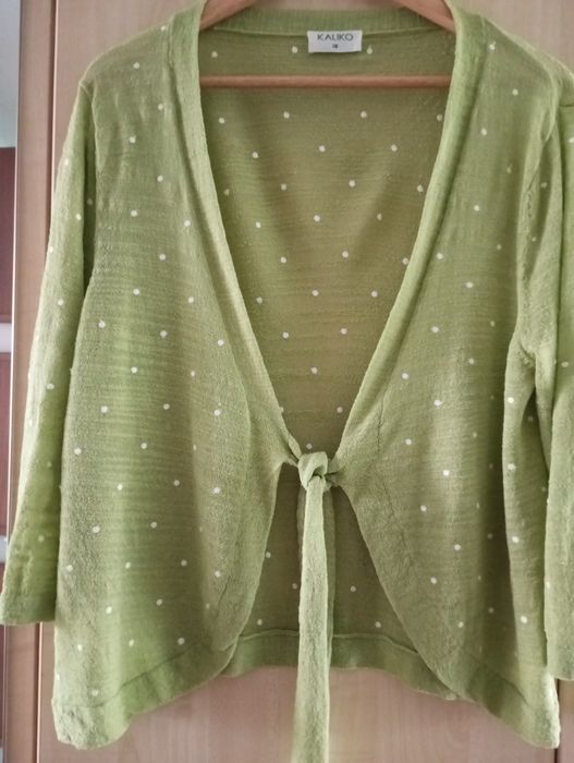 Sweterek damski bez zapięcia.