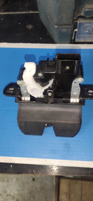 Продам замок багажника kia Hyundai 81230 d3000