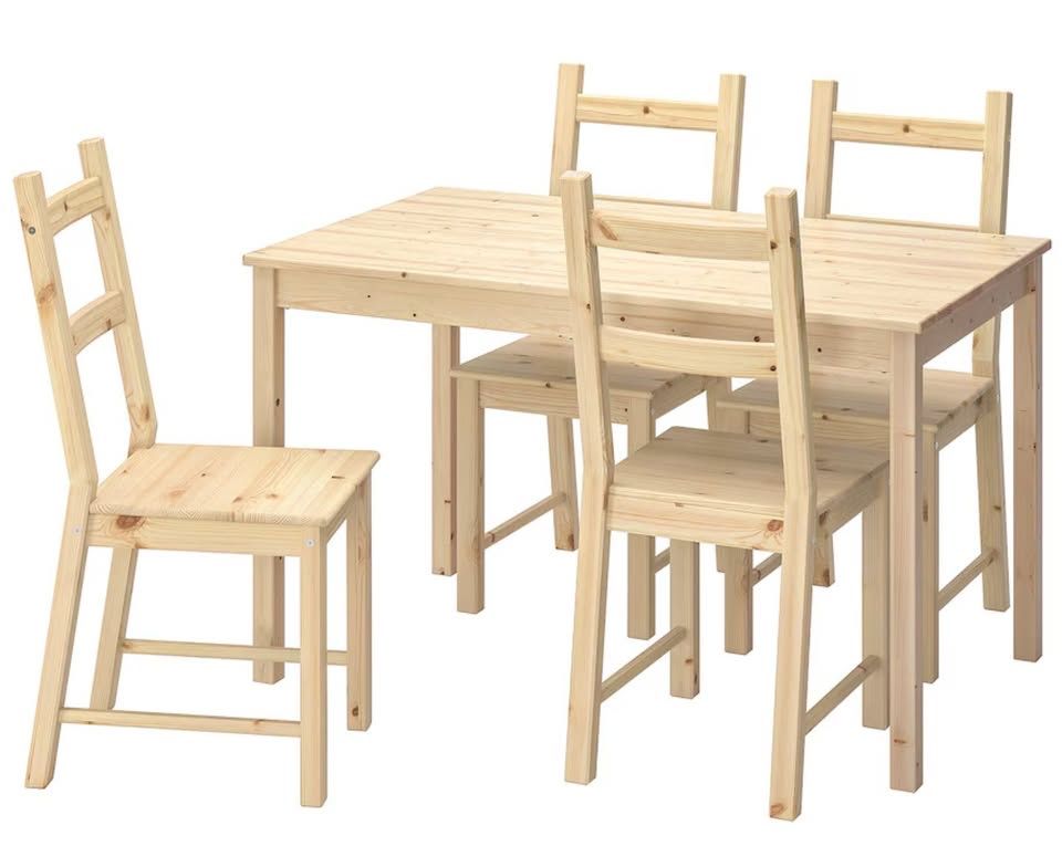 Mesa IKEA com cadeiras