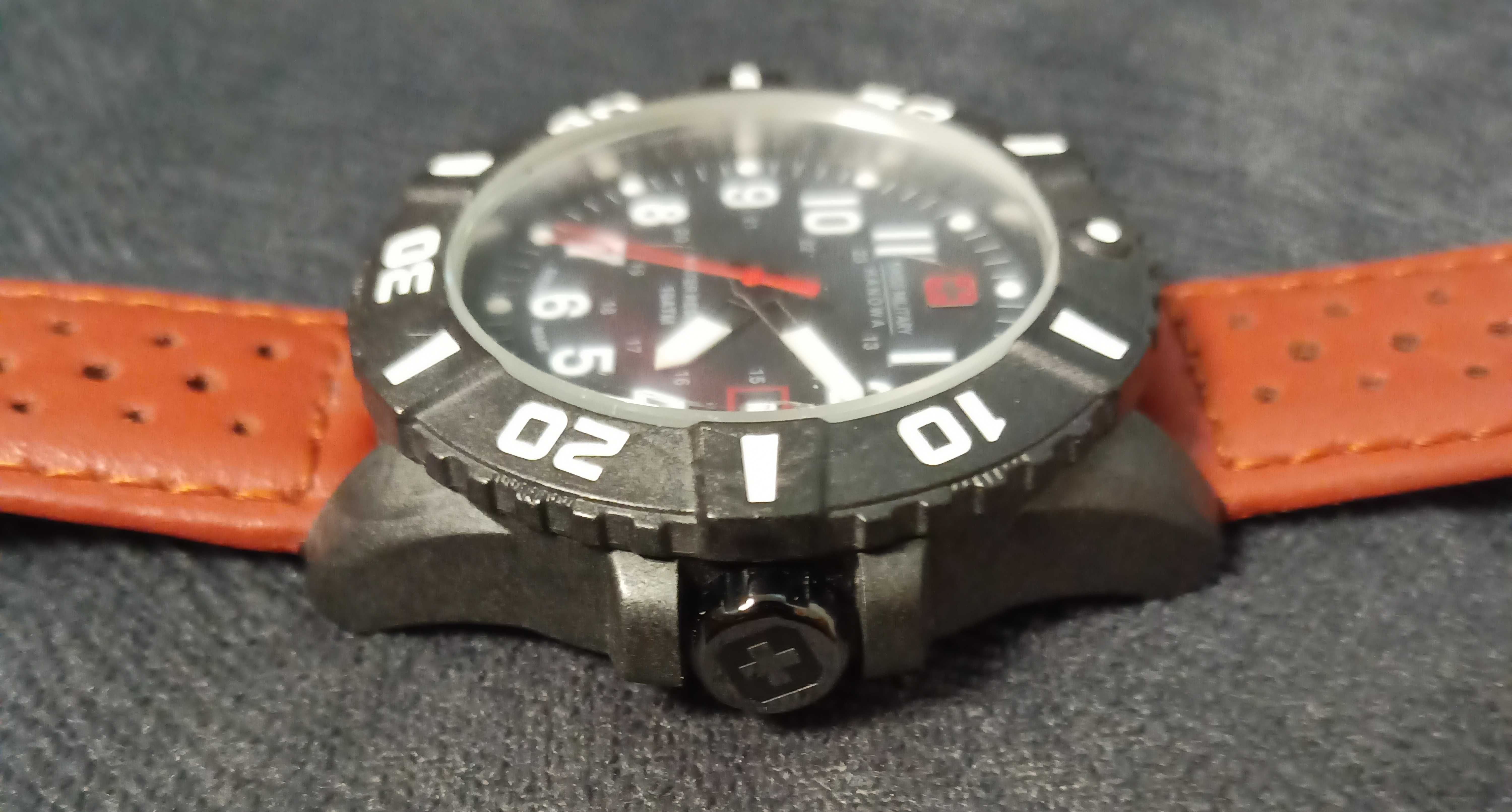 SWISS MILITARY HANOWA Black Carbon z bezelem - szwajcarski zegarek