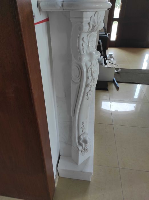 Portal kominkowy P33W biały marmur bogato zdobiony montaż