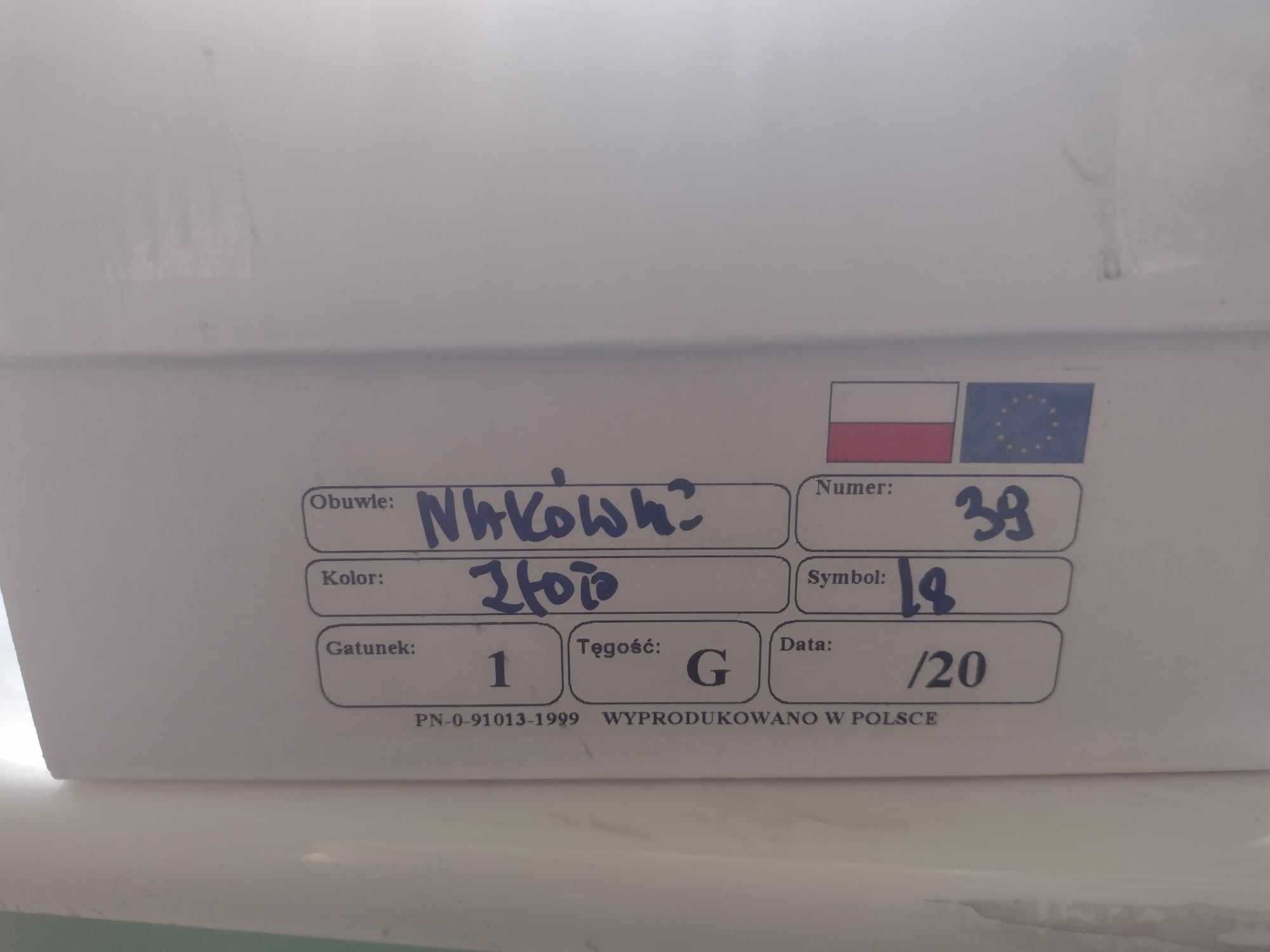 Złote, skórzane mokasyny