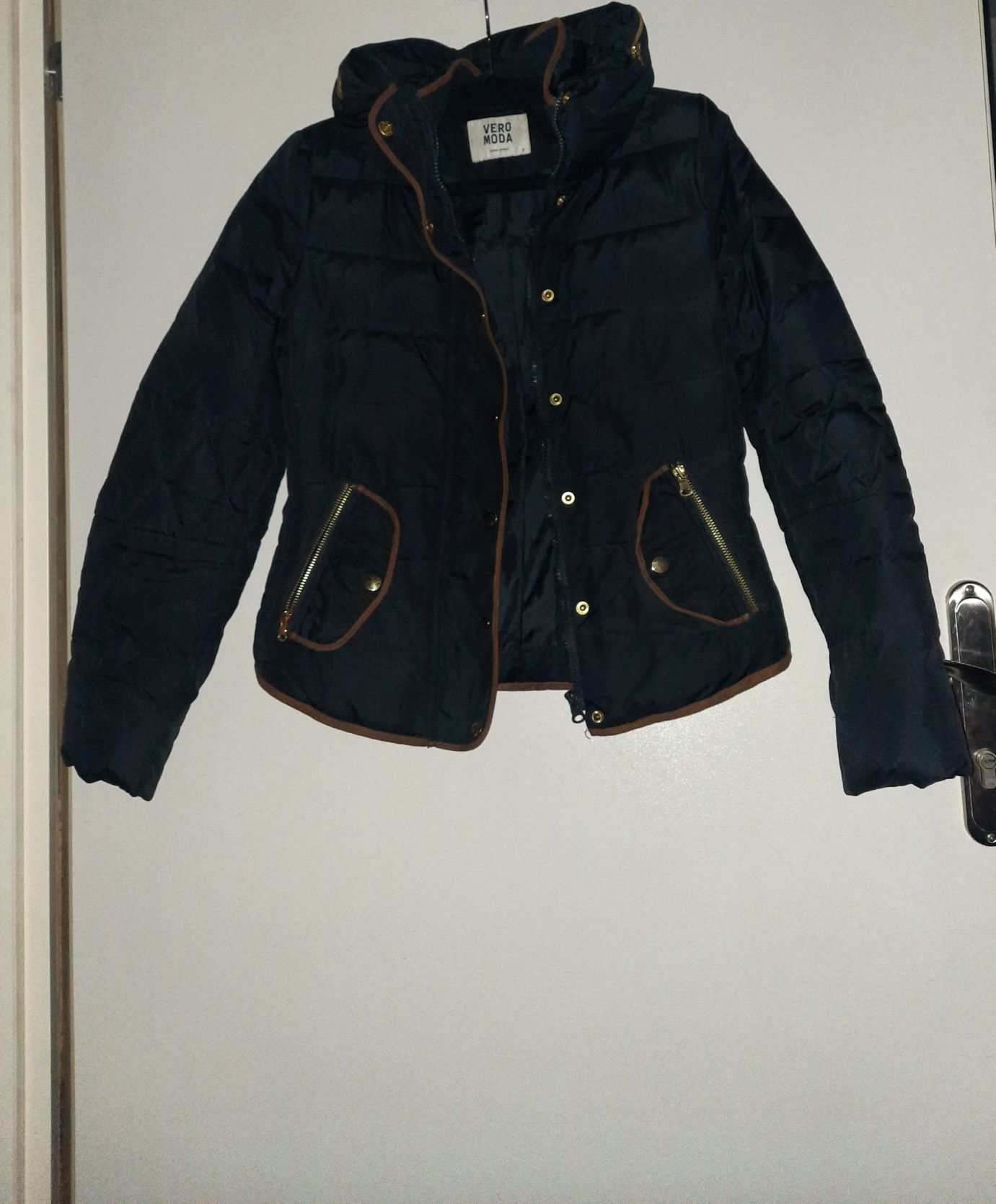 Zimowa kurtka makro short jacket sm VERO MODA z chowanym kapturem