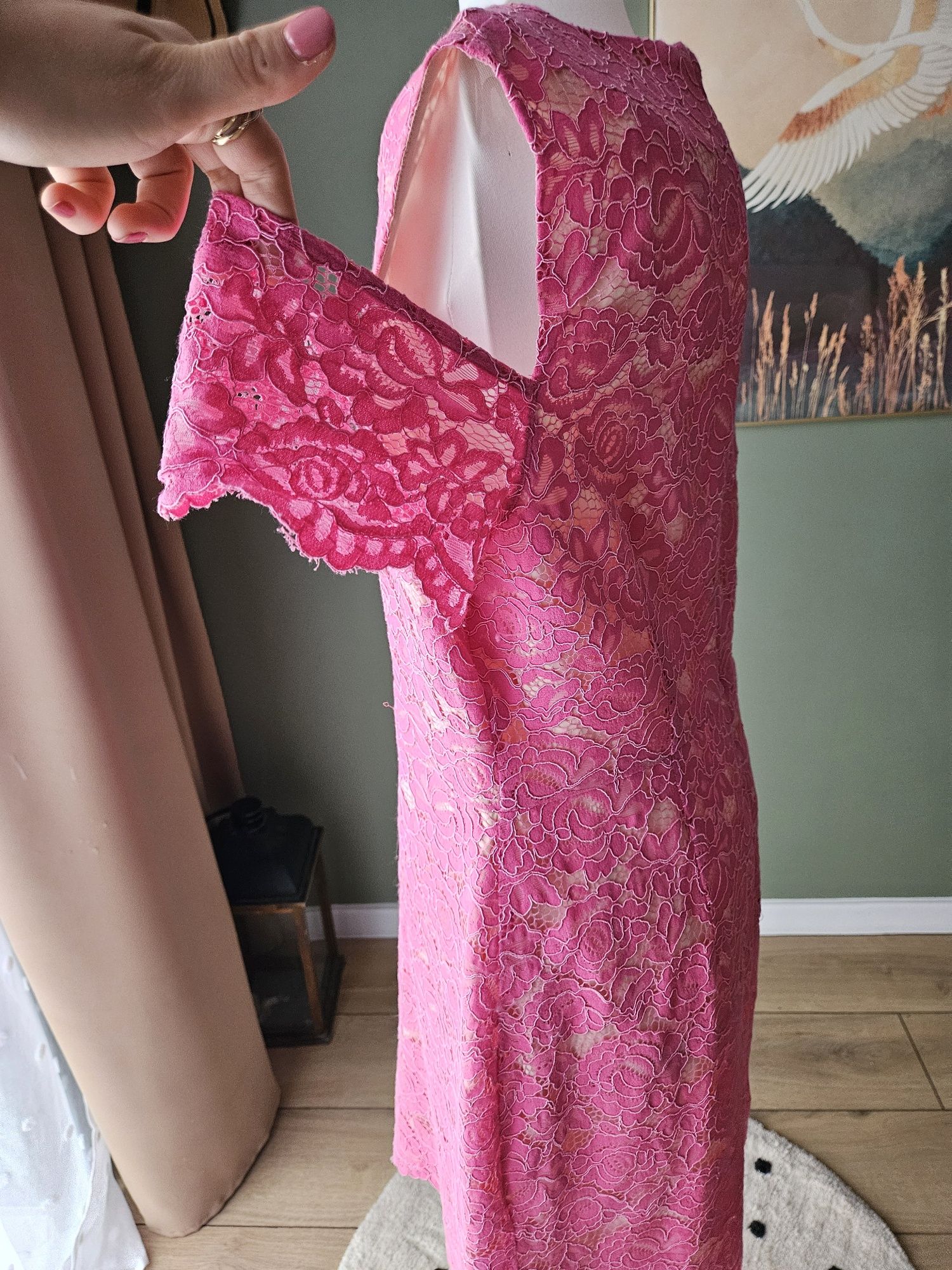 Romantyczna koronkowa sukienka marki Oasis – różowa elegancja XL hiszp