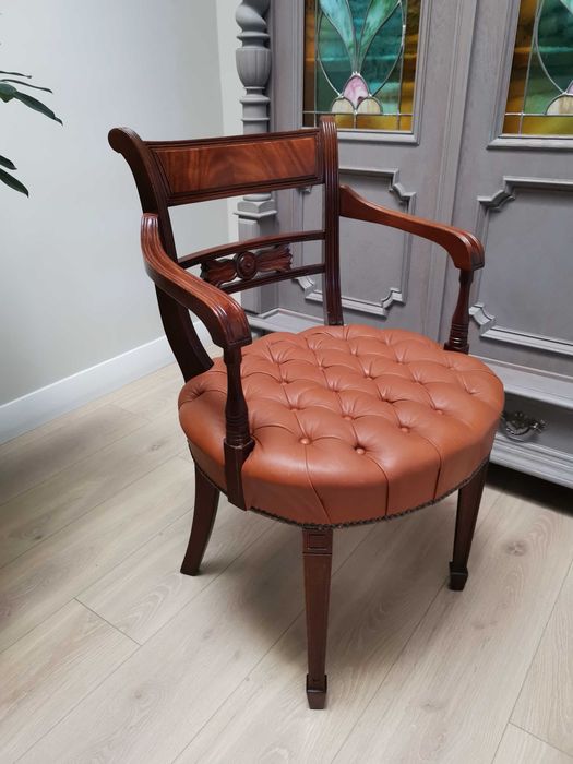 Mahoniowe krzesło fotelik angielski skóra 819/2025