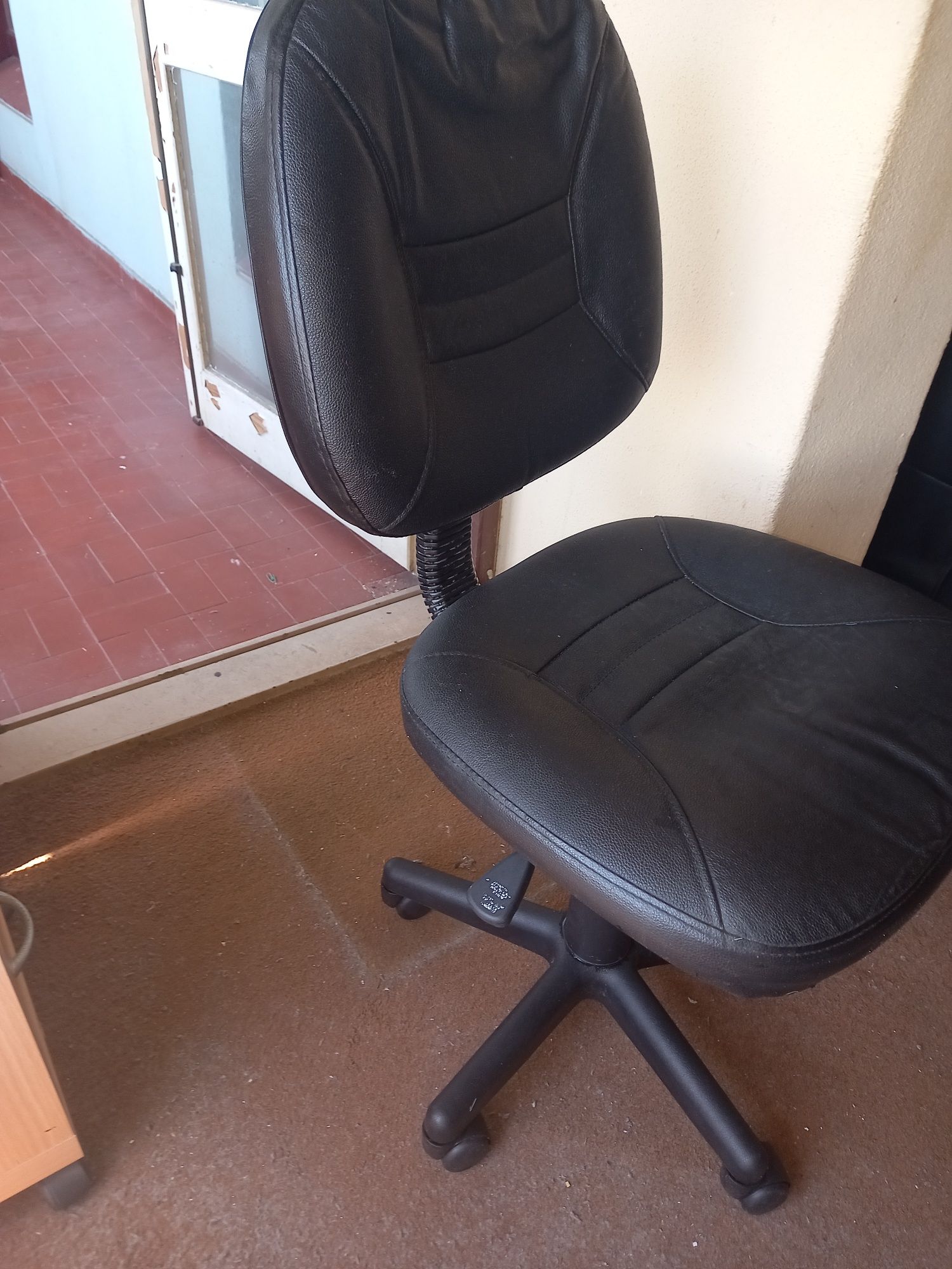 Mesa compacta e segura (CPU, monitor, teclado, mouse e impressora!