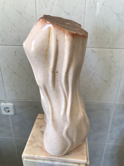Escultura em mármore .