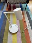 Nymane Ikea, lampka biurkowa z ładowarką indukcyjną i wtyczką