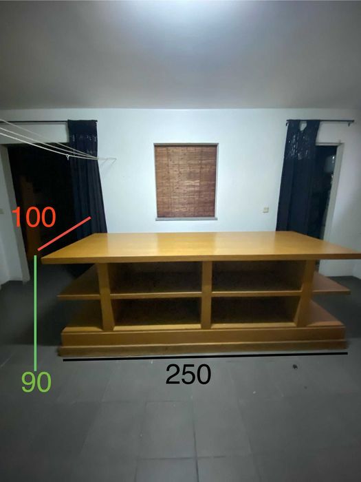 Móvel em madeira com arrumação
