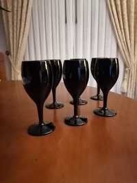 Copos  de vidro negro de vinho do Porto