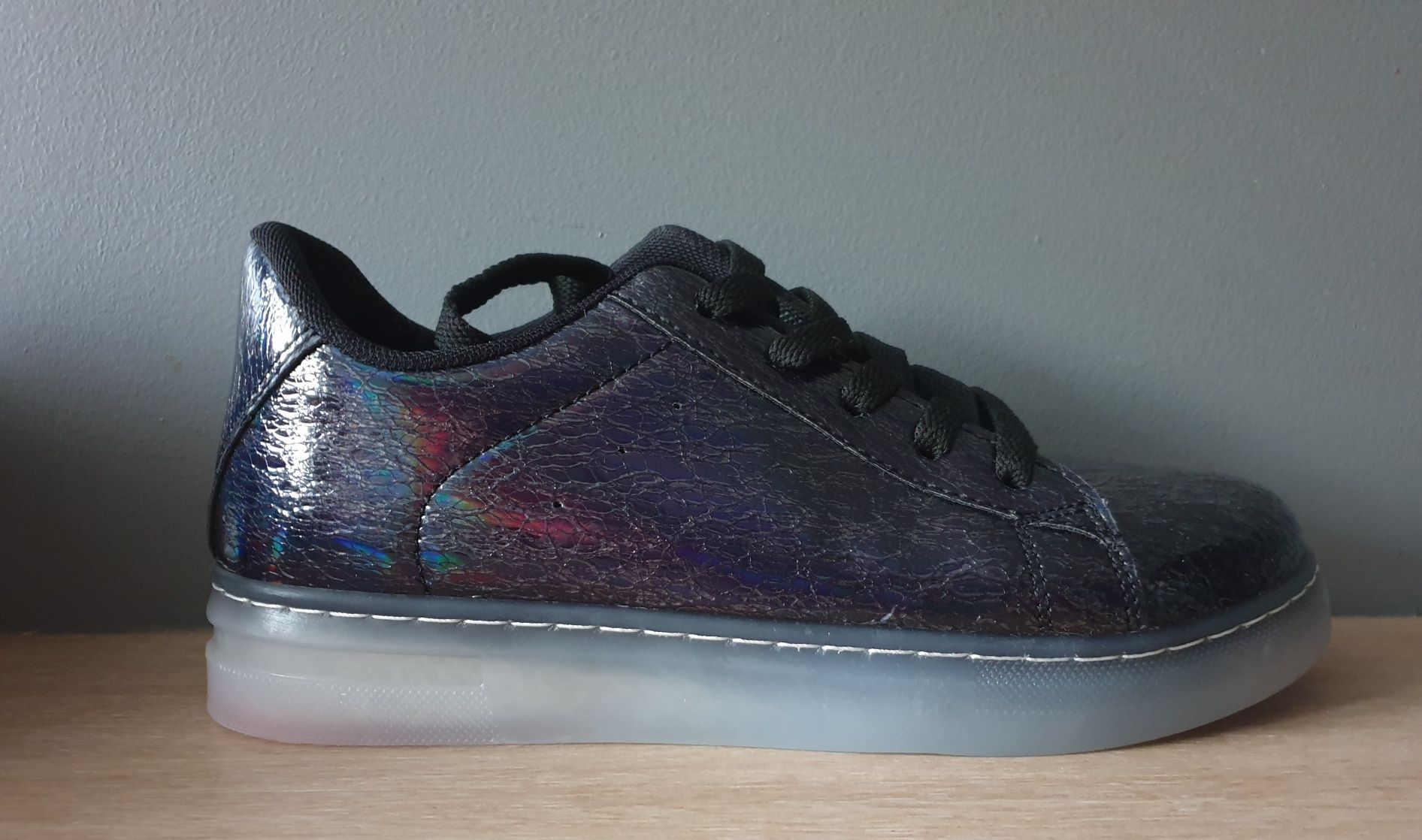 Buty sneakersy czarne hologram i tęczowa podeszwa NOWE 38