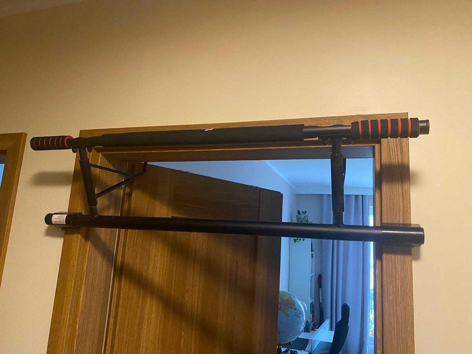 Drążek do podciągania mocowany do futryny drzwi, nieinwazyjny