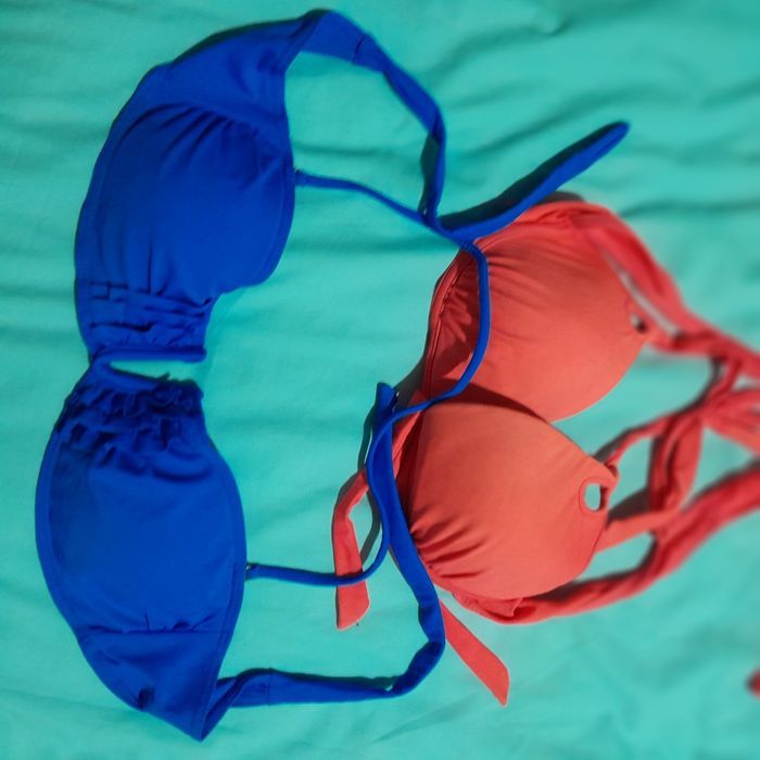 Várias partes de biquínis