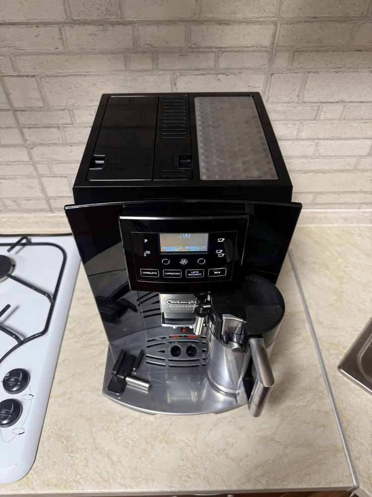 Кофемашина DeLonghi Perfecta Cappuccino ESAM 5556.b Graphic touch