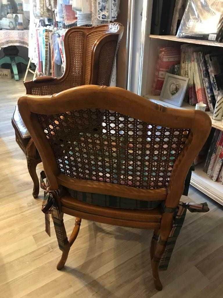 Piękny drewniano ratanowy fotel z siedziskiem z kratkę.
