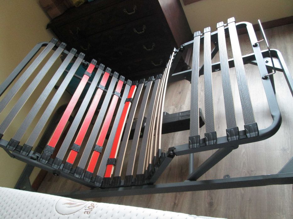 Espelho, camas solteiro, estrado articulado, colchão e banco de pés