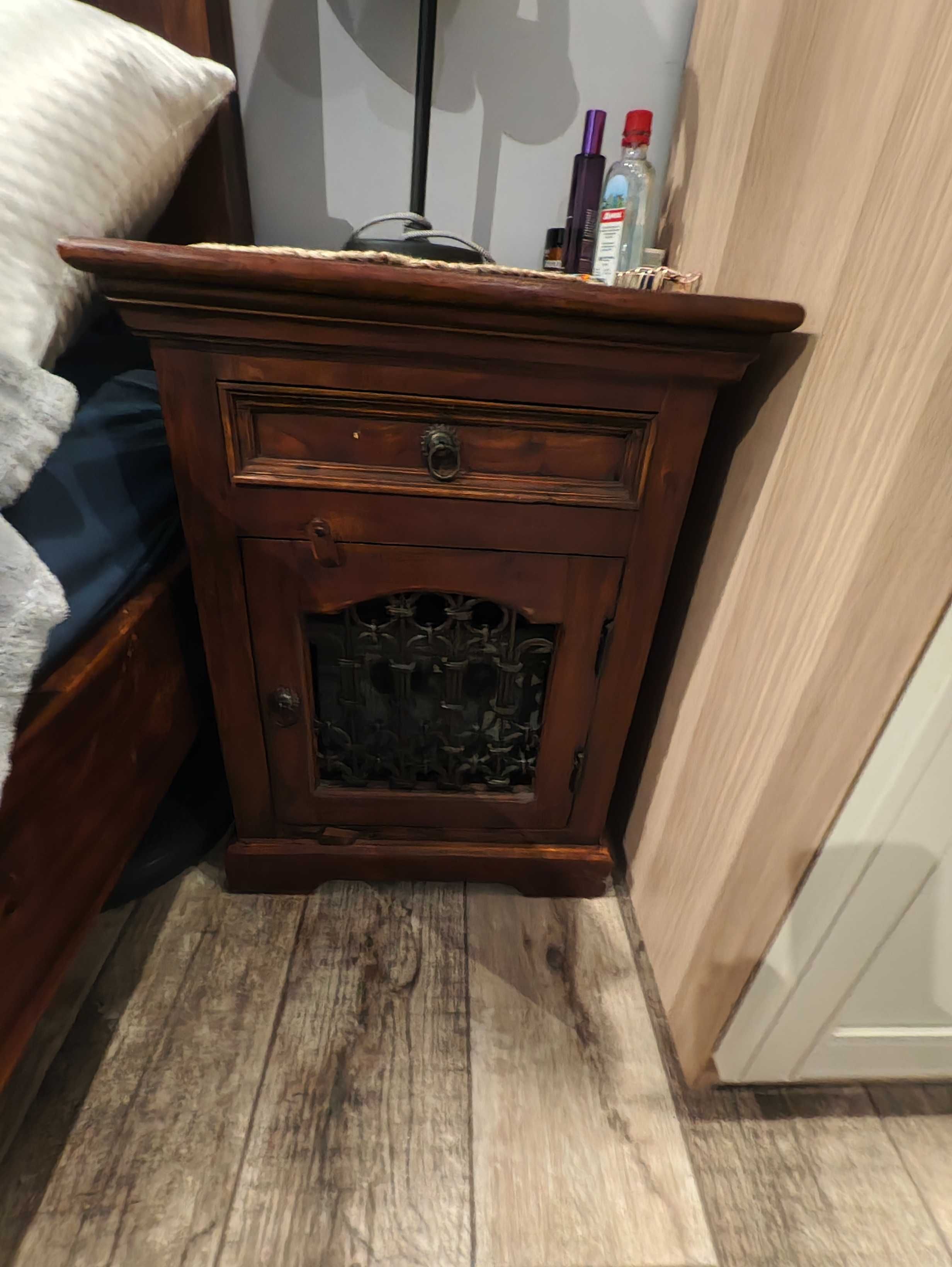 Łóżko Kolonialne Almi Decor Drewno Rama Łóżka 2 stoliki nocne materac