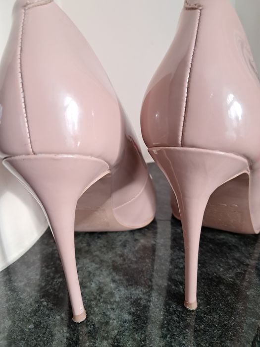 Szpilki beżowe, lakierowane nr37"Aldo"