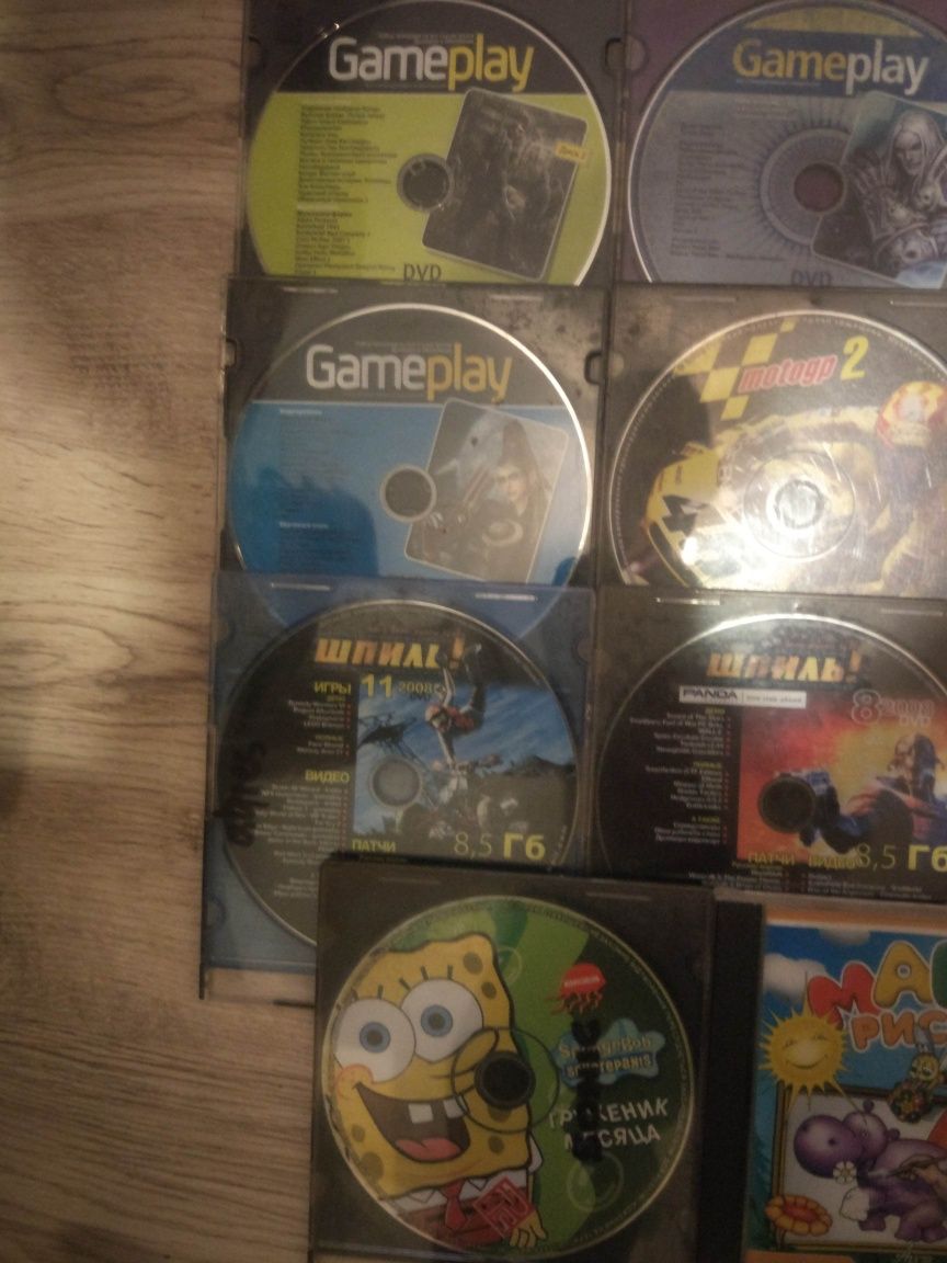 Комп'ютерні диски з іграми.