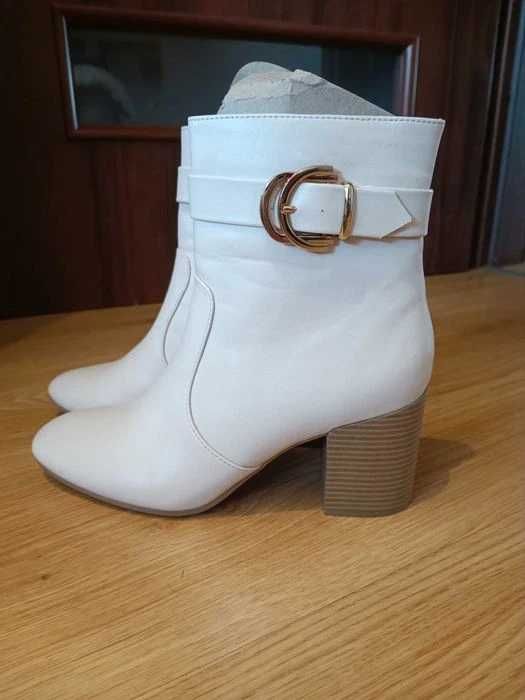 Botki jasne białe kremowe
