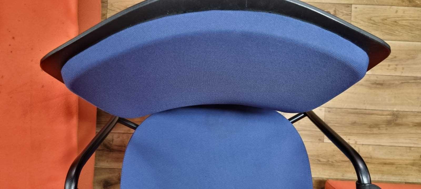 Fotel konferencyjny niebieski PROFIM UWU fotele