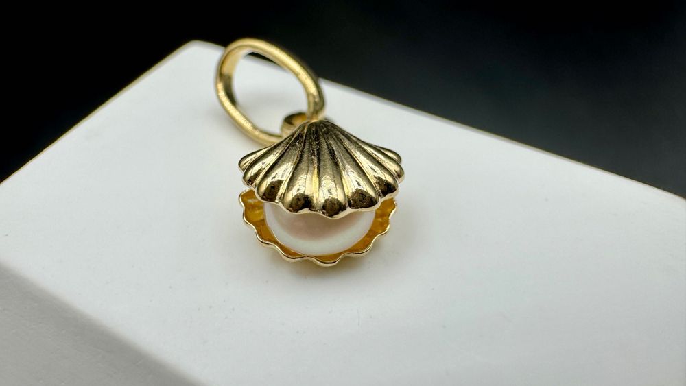 Złota przywieszka muszla z perłą, 14ct 585, waga: 0,55g