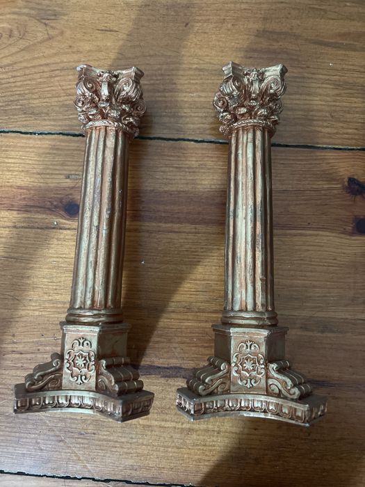 Par de castiçais dourados novos.