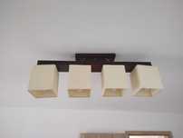 Lampa z elementami drewna