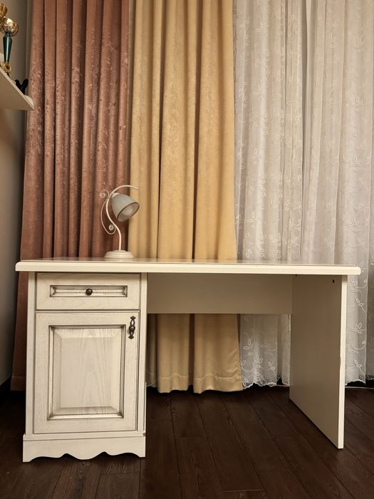 Стіл письмовий з шпонованого дерева та фурнітура Blum