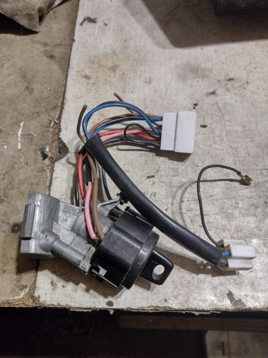 Замок зажигания с ключем