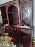 2.  Moveis cristaleiras e uma mesa e quarto cadeiras a mesa  pé galo