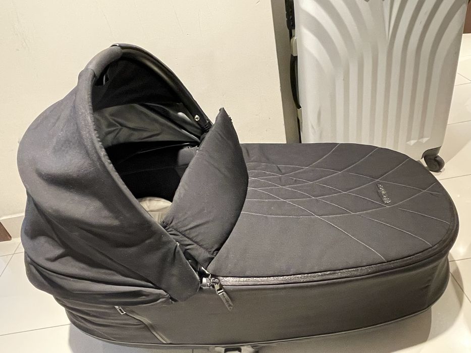 Gondola Cybex Priam- zdjecie przekłamuje kolor