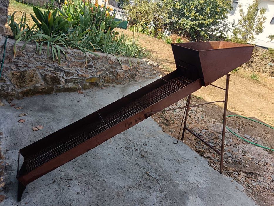 Limpador, crivo ou erguedeira de azeitona usado e em bom estado