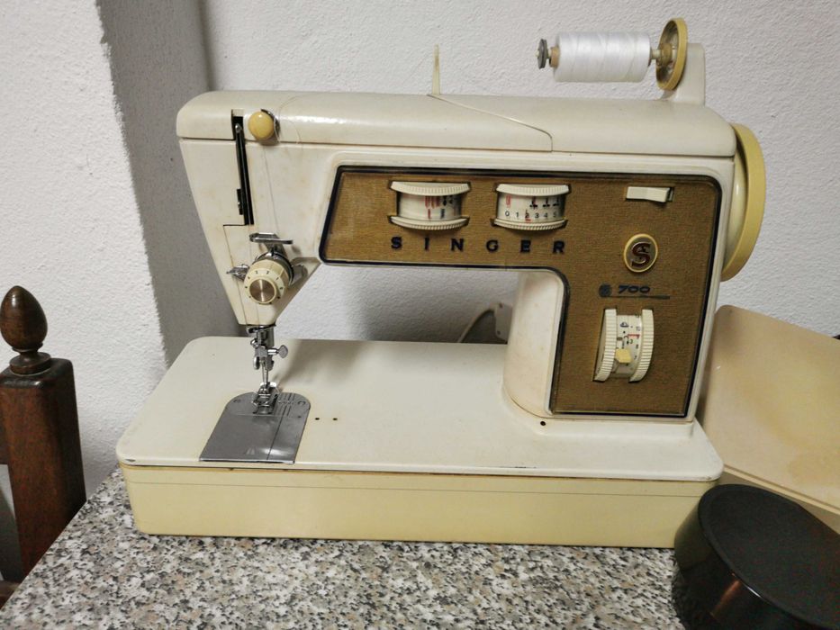Máquina de Costura - Singer - Mod. 700G - Bom Estado