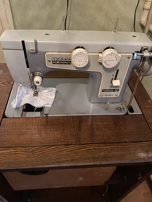 Швейна машинка Чайка-3 в столі