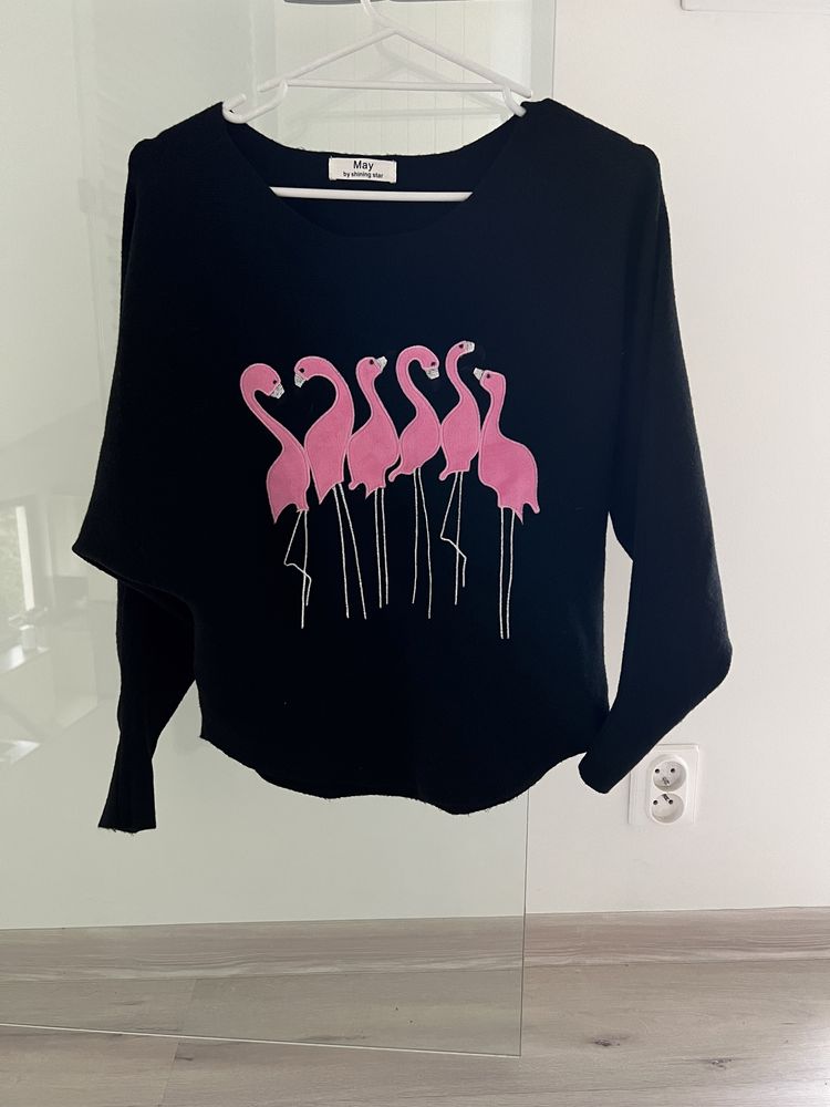 Czarny sweter z flamingami