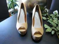 Sapatos de senhora - Nobuco beje - Sola compensada - Novos