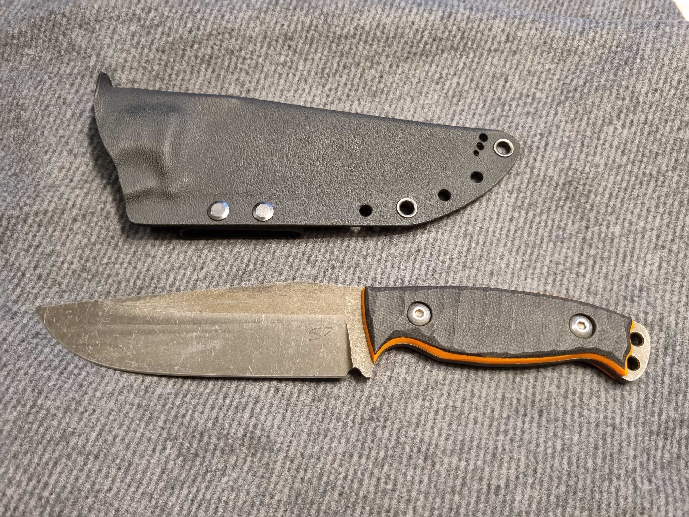SJ Knives Szeptun - nóż custom z pochwą
