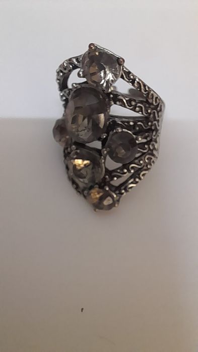 Anéis em bijuteria de qualidade com 17 a 19 mm.