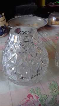 Kryształowy wazon: wysokość 15 cm; średnica u góry 6 cm, dolna 14 cm