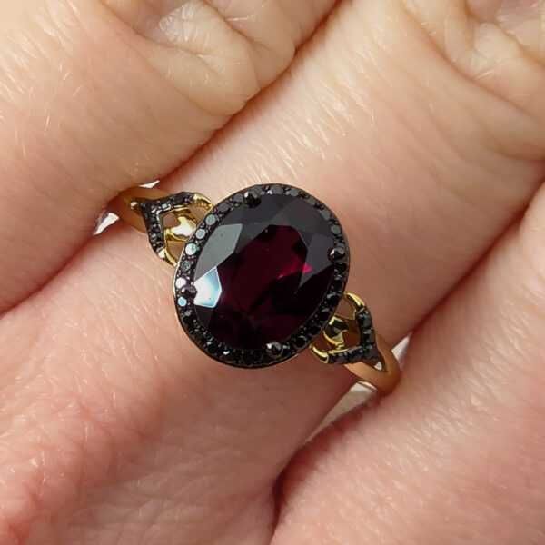 Złoty pierścionek z granatem oraz diamentami VERONA PZ21216