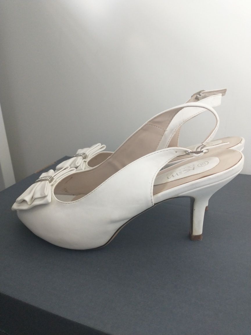 Buty 39 białe kokardki