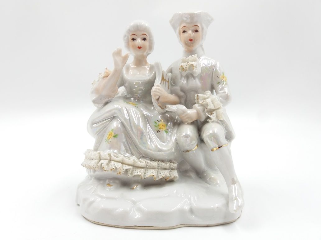 Śliczna porcelanowa figurka dworskiej pary na sofie