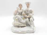 Śliczna porcelanowa figurka dworskiej pary na sofie