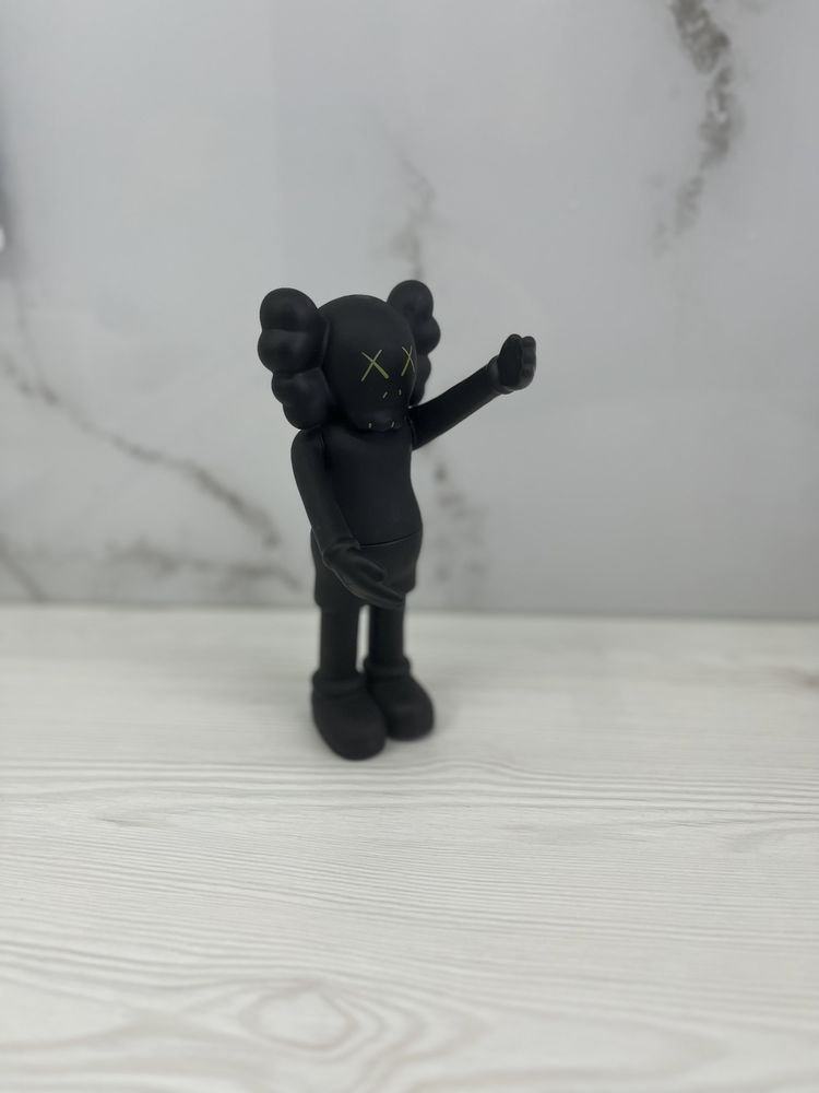 Статуетка ,іграшка KAWS