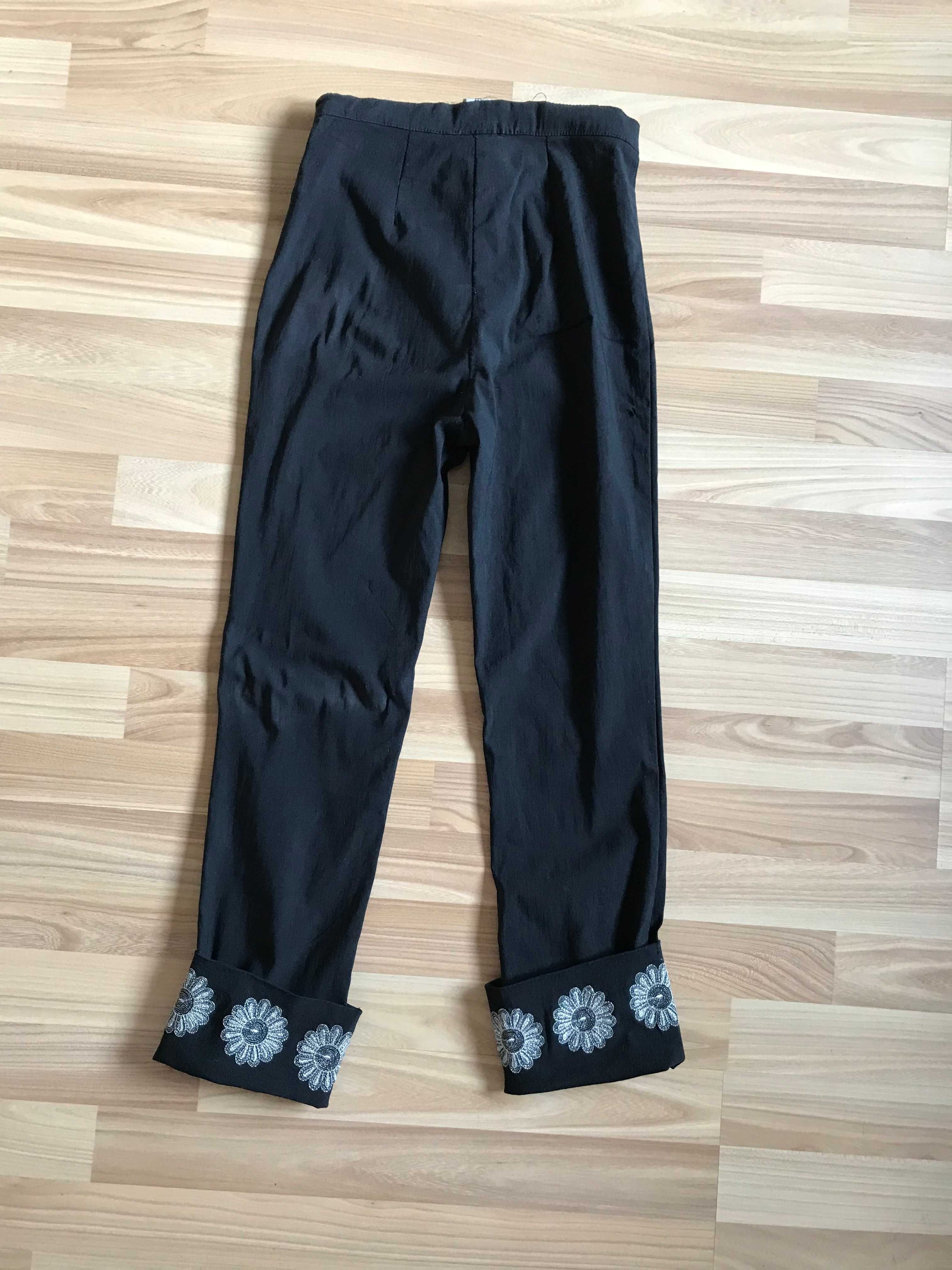 Czarne spodnie 3/4 bardzo elastyczne wyhaftowane srebrne  kwiaty r. 36