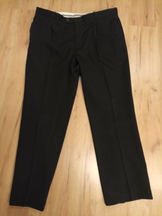 Garnitur czarny w delikatne prążki