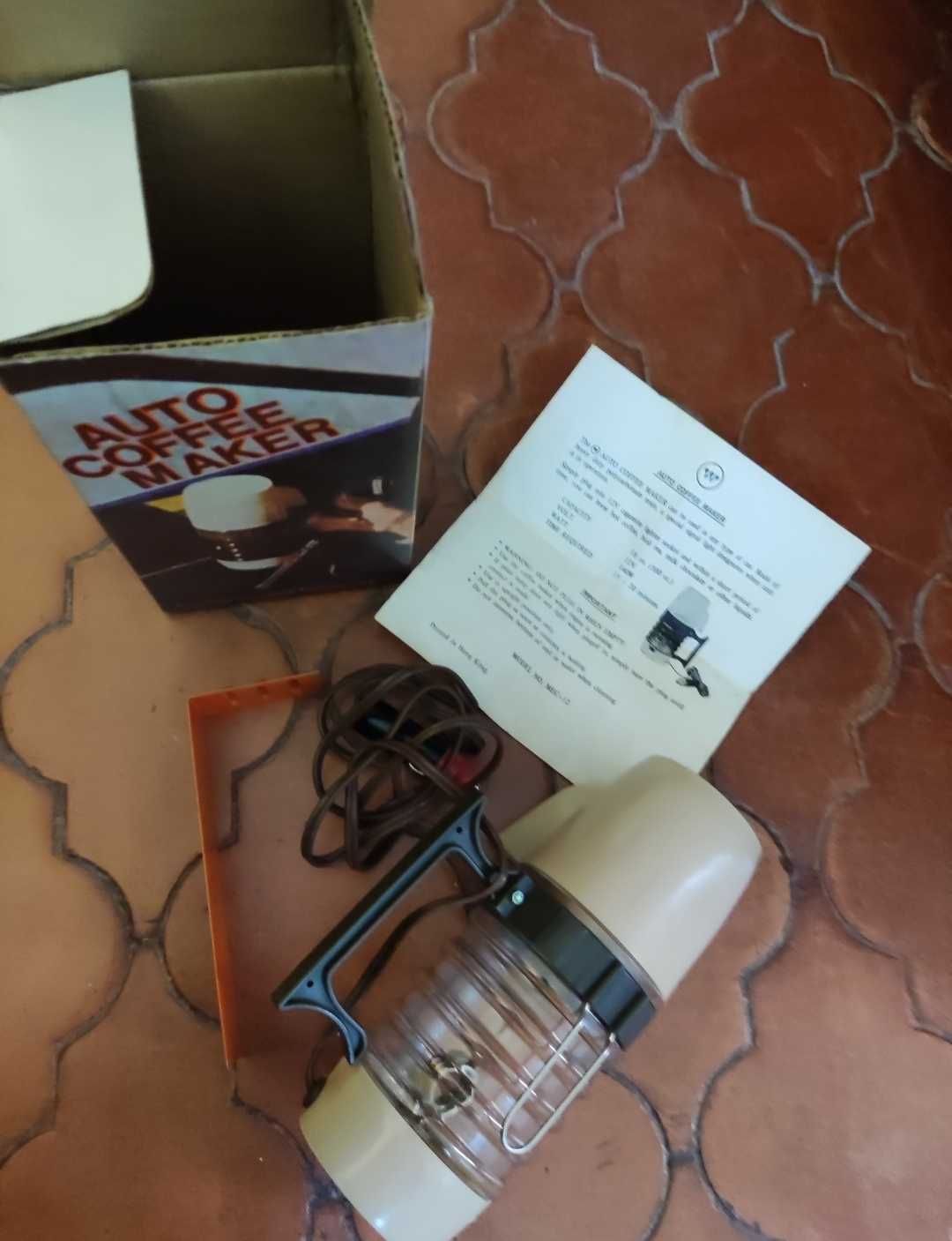 Cafeteira automática vintage dos anos 70 com tomada de isqueiro