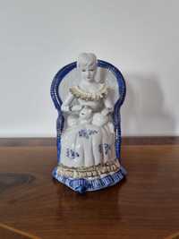 Porcelanowa Figurka Damy na fotelu z kotem